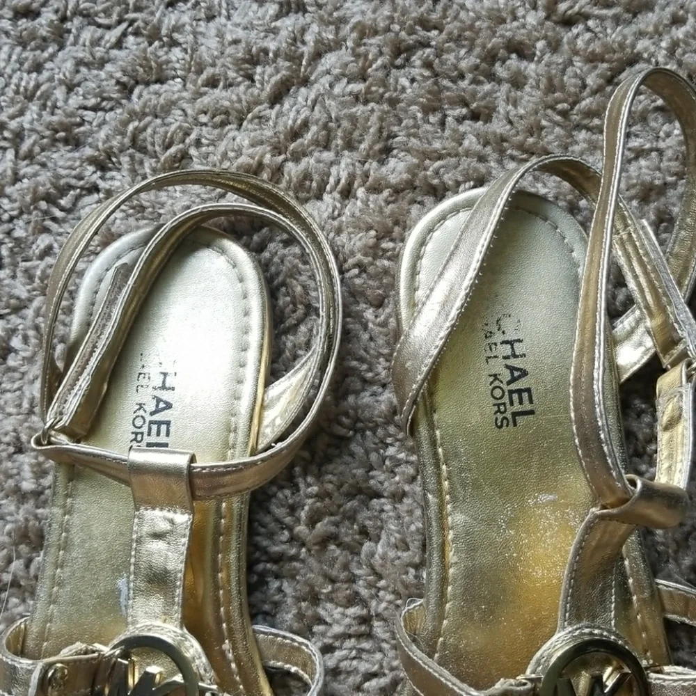 MICHAEL KORS gold flat T-Strap Sandals